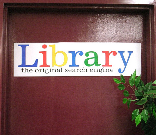 “图书馆 - 原始搜索引擎”。照片学分：Enokson / Foter / CC by